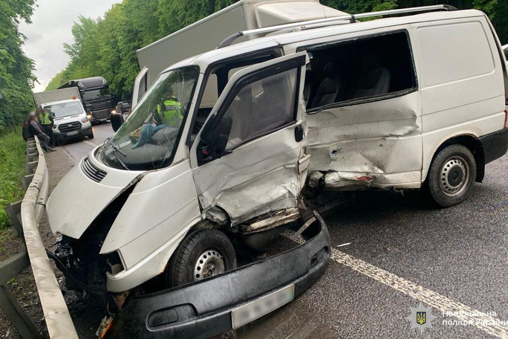 Зіткнення автобуса і легковика на Вінниччині: водія госпіталізували
