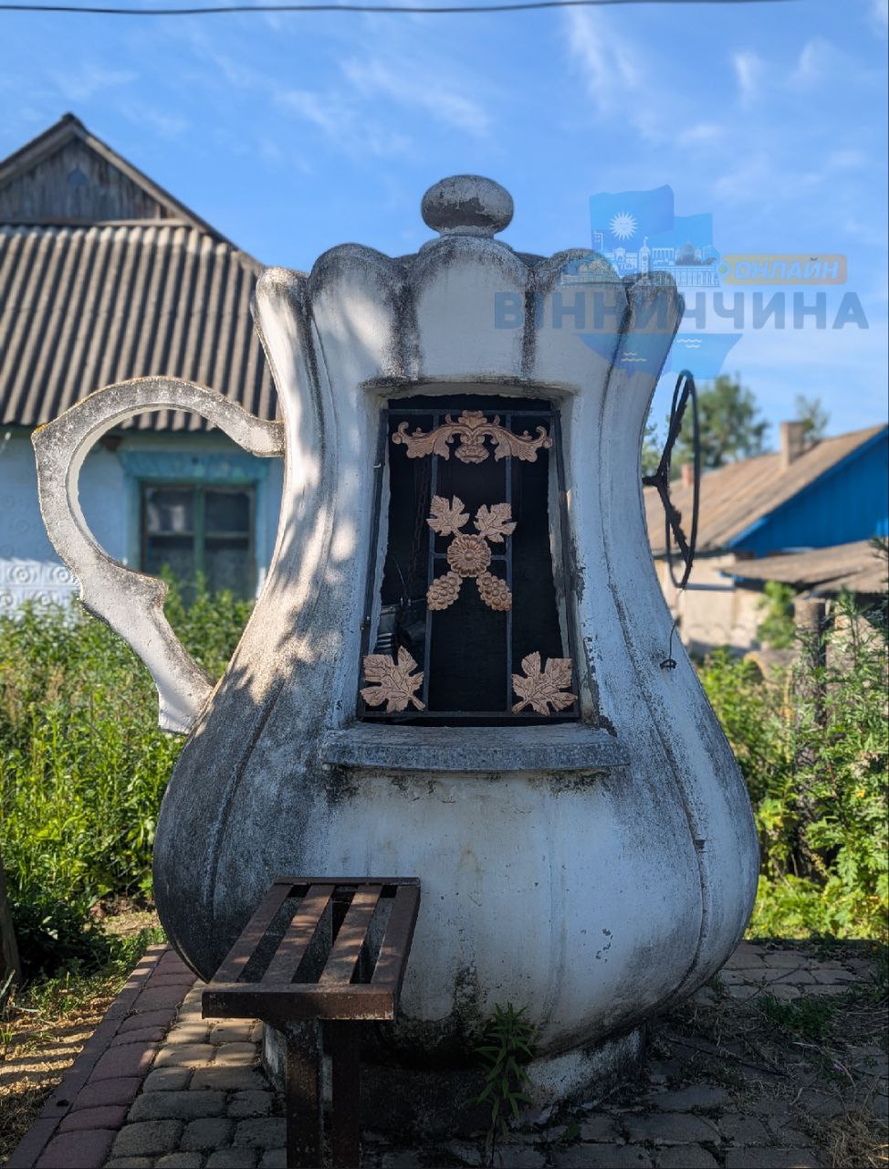 На Вінниччині біля хат — велетенські чайники