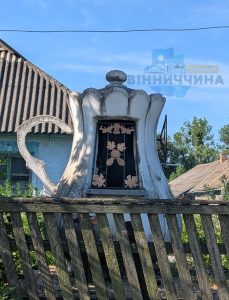 На Вінниччині біля хат — велетенські чайники