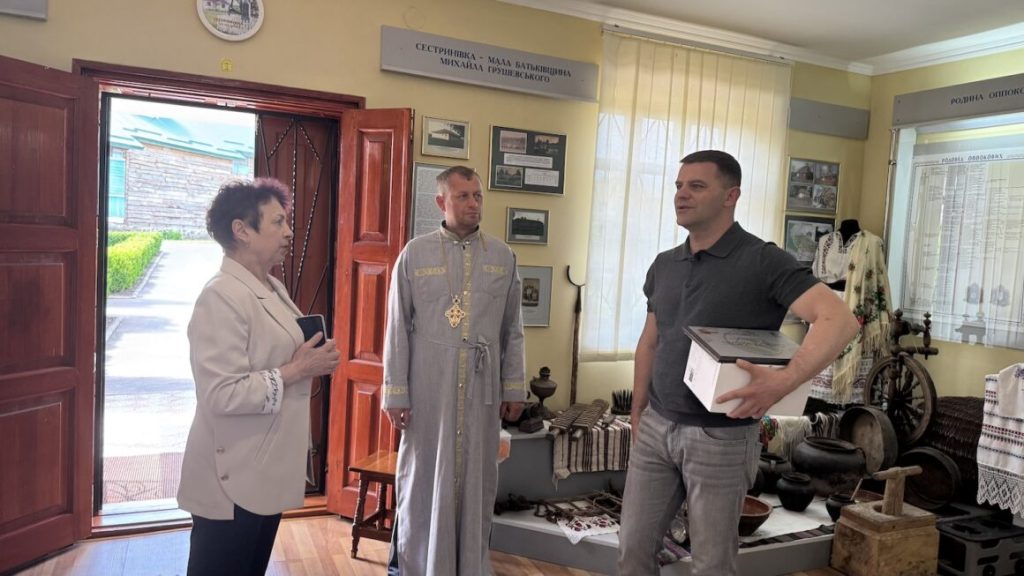 Вінницький меценат передав сертифікат на ремонт храму в Сестринівці