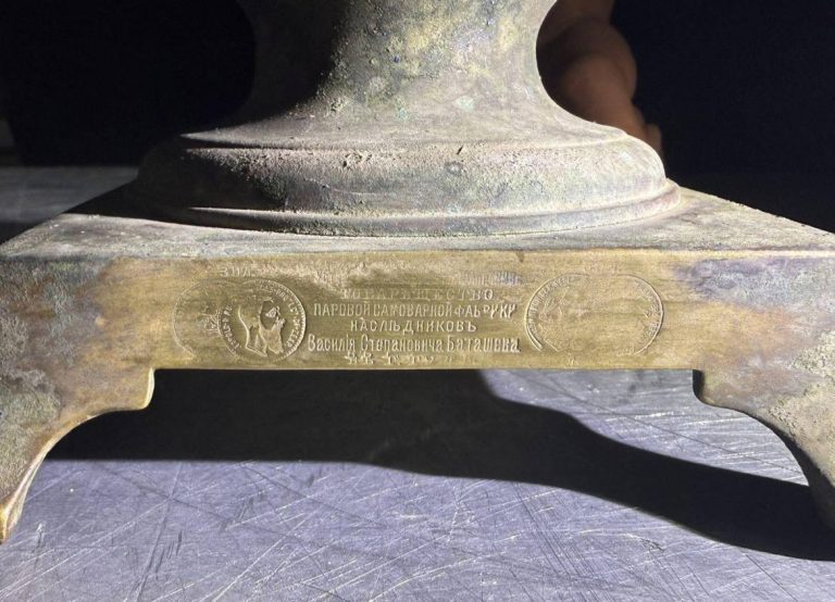 Прикордонники виявили у багажнику з кавунами старовинний самовар