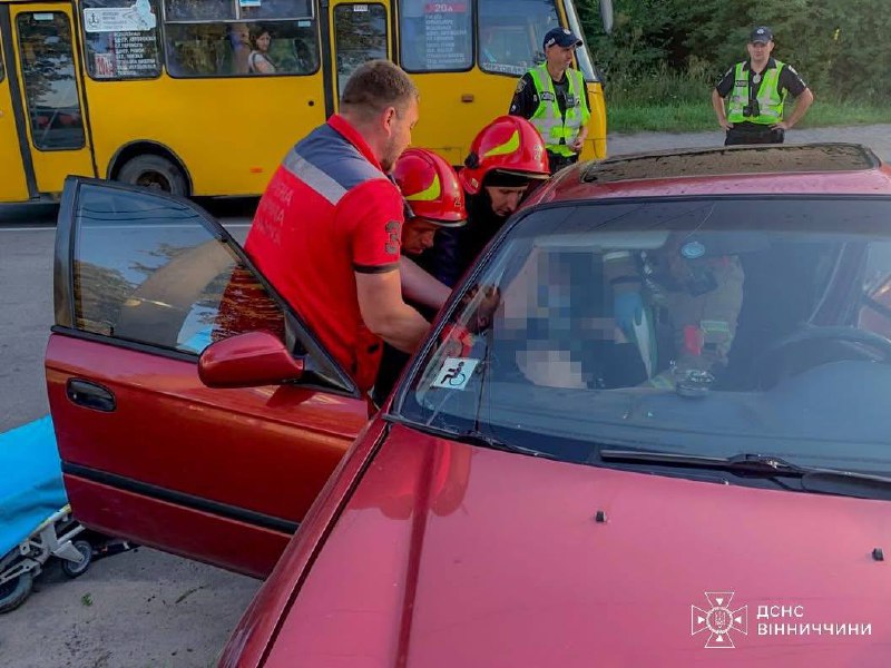 ДТП у Вінниці: ДСНС врятувала чоловіка з понівеченої машини