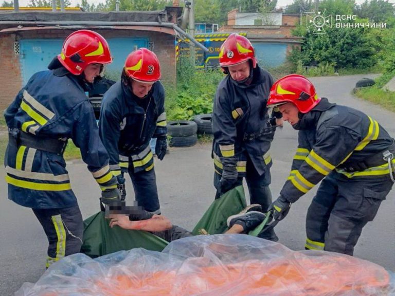 У Вінниці бійці ДСНС врятували чоловіка з канави