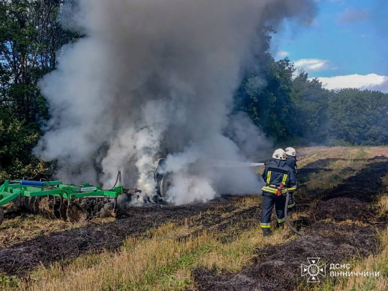 У Вінницькій області під час польових робіт згорів трактор
