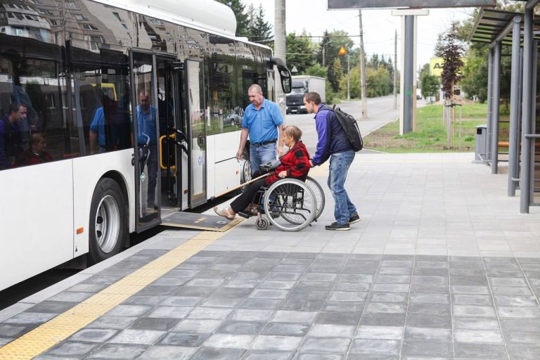 У Вінниці облаштували безбар’єрні зупинки