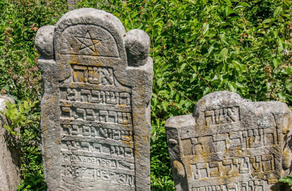 Унікальні надгробки виявили на єврейському кладовищі на Вінниччині