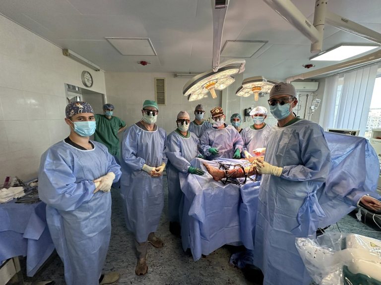 У Вінниці провели унікальні операції разом із хірургами зі США