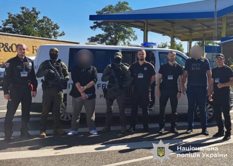 До України екстрадували організатора схеми з підробленими документами