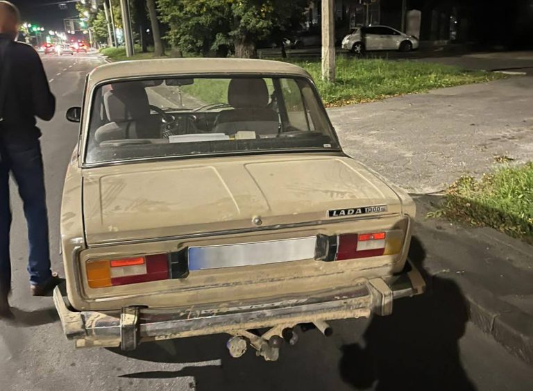 На Хмельницькому шосе патрульні зупинили нетверезого водія ВАЗ