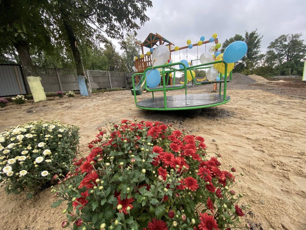 У Ново-Прилуцькій школі облаштували новий дитячий майданчик