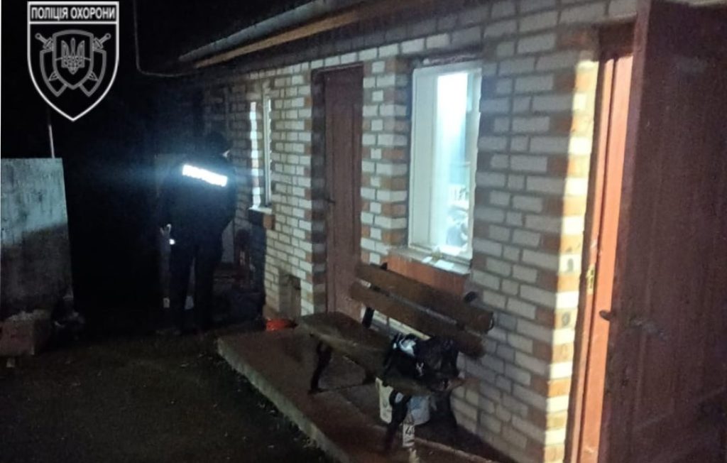 У Калинівці поліція охорони затримала двох чоловіків під час проникнення до будинку