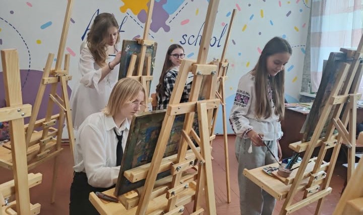 Юні художники з Теплика отримали нові мольберти від «Ми — Вінничани» та БФ «МХП — Громаді»