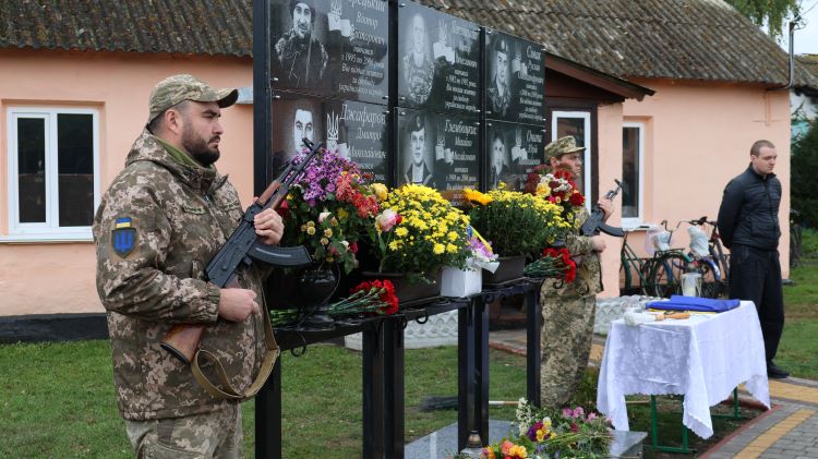У Голендрах відкрили меморіальну дошку загиблому Захиснику України Віктору Петлінському