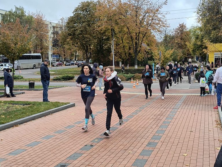 Біг, що об’єднує: у Ладижині провели благодійний сімейний марафон