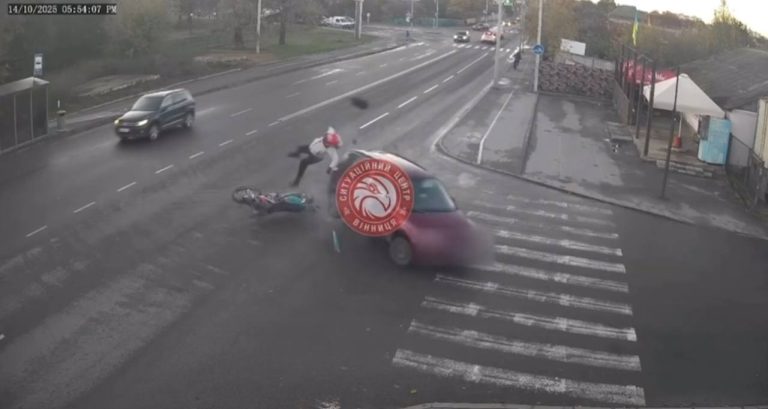 На розі Нечая та Русової у Вінниці сталася аварія: постраждав мотоцикліст