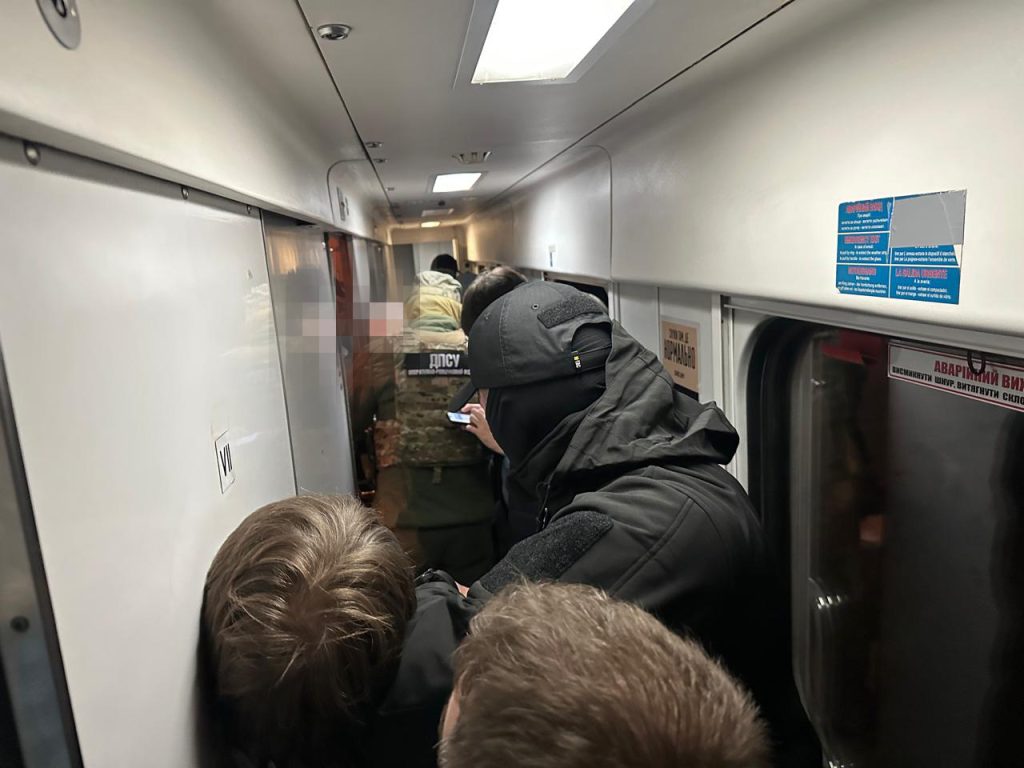 Прикордонники викрили схему переправлення людей у потягах