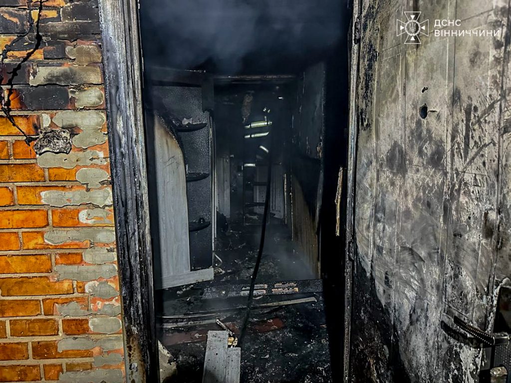 На Вінниччині загорілася домівка багатодітної родини: постраждали жінка і дитина