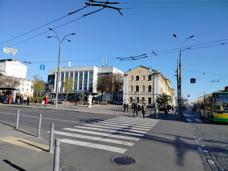 У центрі Вінниці облаштовують безбар’єрну зону на майдані Небесної Сотні