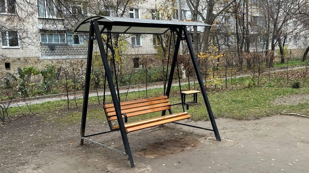 Конкурс “Твори добро”: у Вінниці з’явились нові гойдалки та лавки