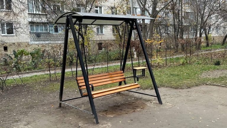 Конкурс “Твори добро”: у Вінниці з’явились нові гойдалки та лавки