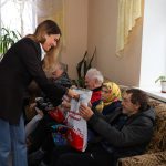 Лариса Білозір продовжує підтримку одиноких людей похилого віку навіть у час війни