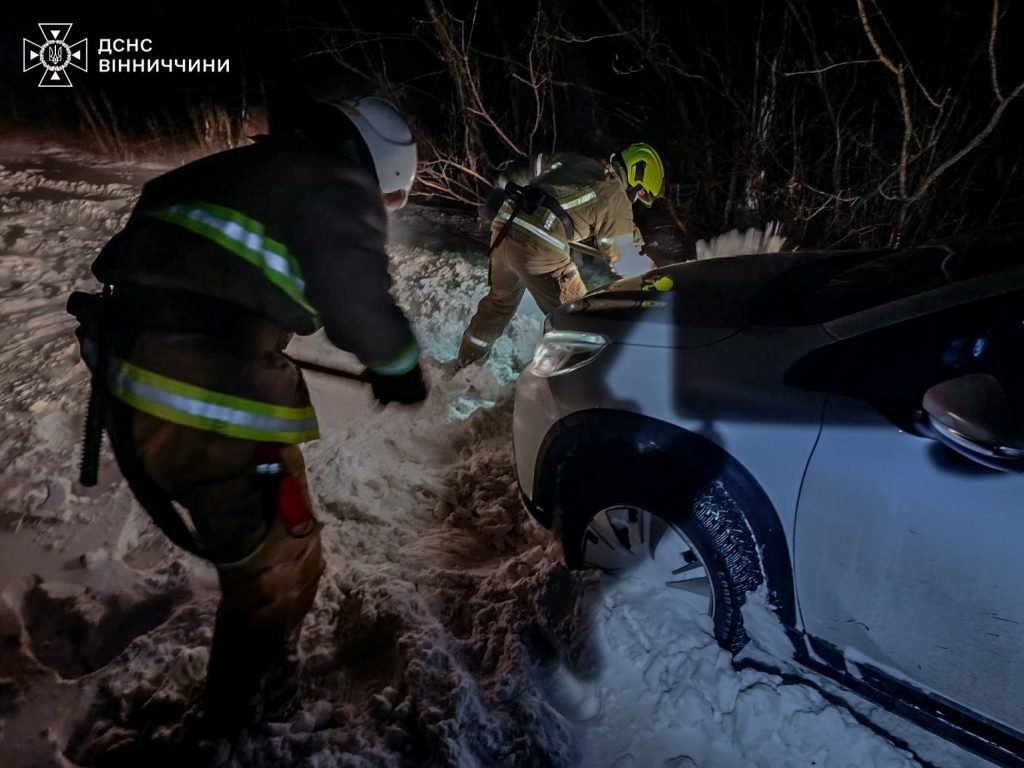 Рятувальники Вінниччини визволили зі снігу сім автомобілів