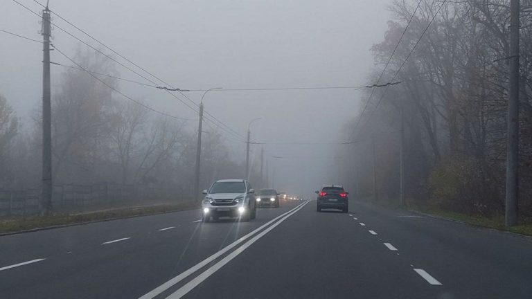 На дорогах Вінниччини зранку обмежена видимість: попередження