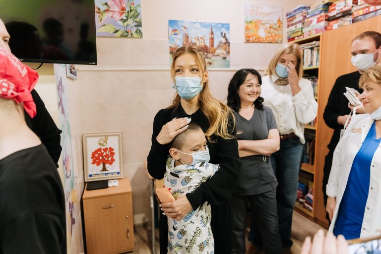 Фонди Тіни Кароль та «МХП-Громаді» передали сучасне обладнання для маленьких пацієнтів Вінниччини