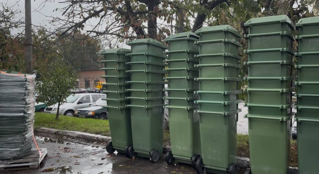Вінницька громада отримала 352 контейнери для відходів від партнерів зі Швеції
