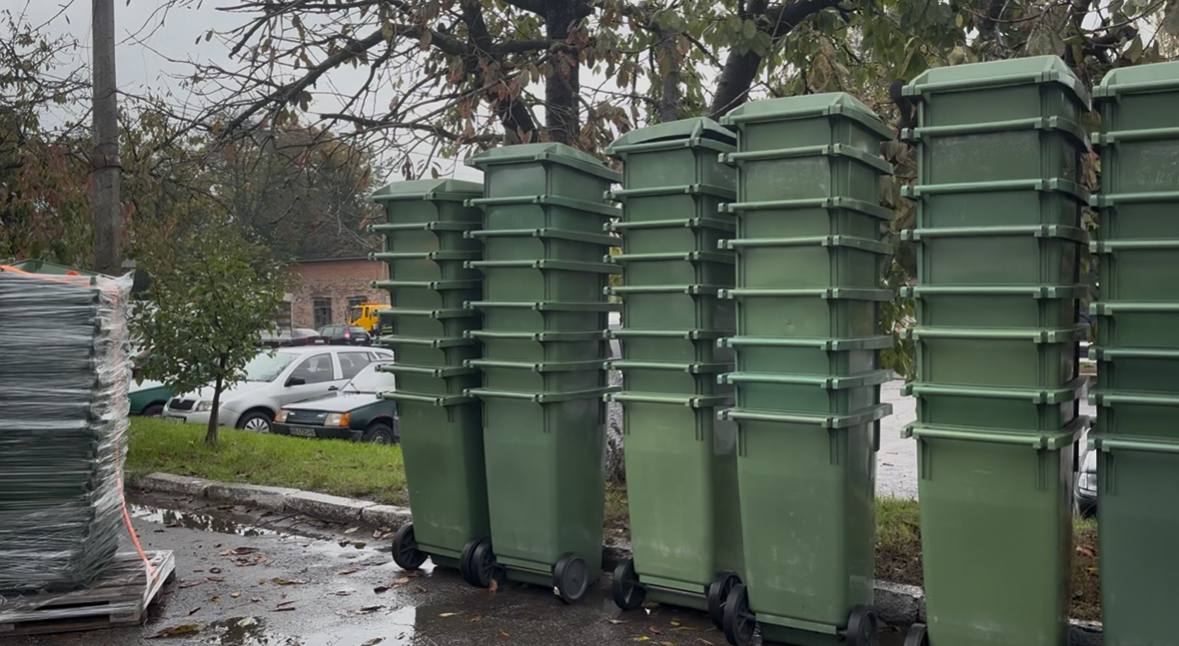 Вінницька громада отримала 352 контейнери для відходів від партнерів зі Швеції