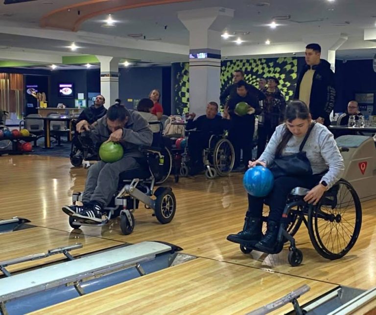У Вінниці для молоді з інвалідністю організували похід у боулінг