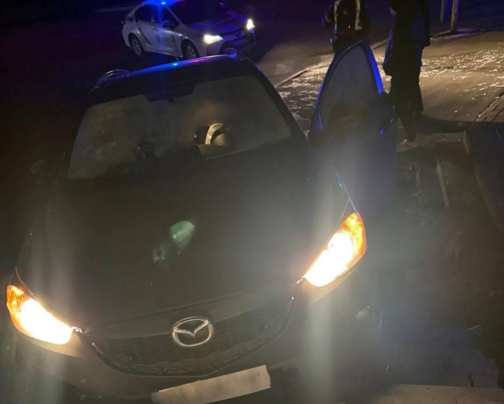 Нетверезий водій у Вінниці тікав від патрульних і в’їхав у бордюр