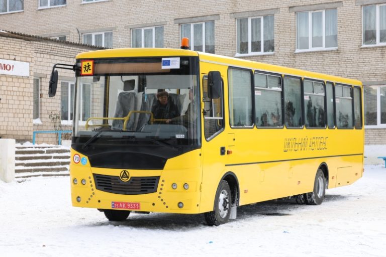Стрижавська громада отримала інклюзивний шкільний автобус