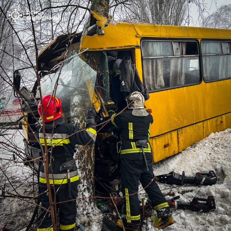 Рятувальники деблокували водія після ДТП з рейсовим автобусом у Лука-Мелешківській