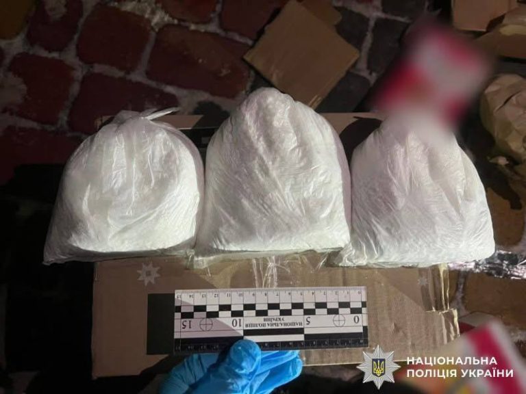 У Вінниці затримали чоловіка з кілограмом амфетаміну біля поштомата