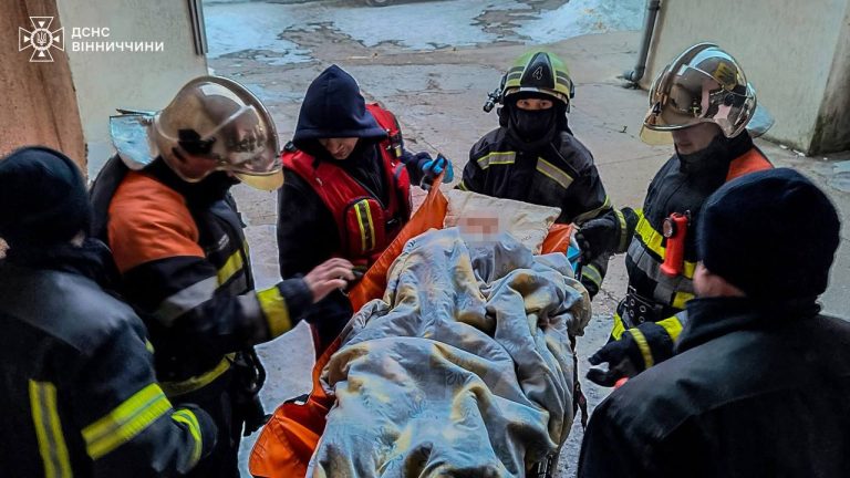 Півторарічна дитина сама в зачиненій квартирі: допомога рятувальників у Вінниці