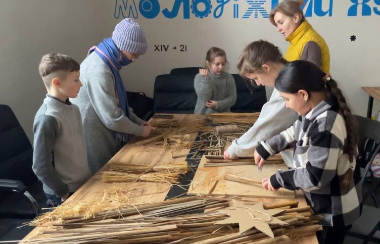 Народне мистецтво об’єднало громаду: у Вінницьких Хуторах плели зірки з рогози