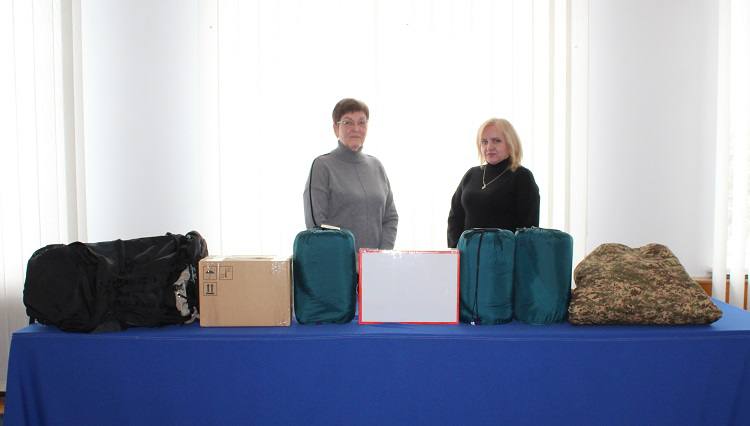 Калинівка продовжує допомагати фронту: передали форму, спальники та ліки