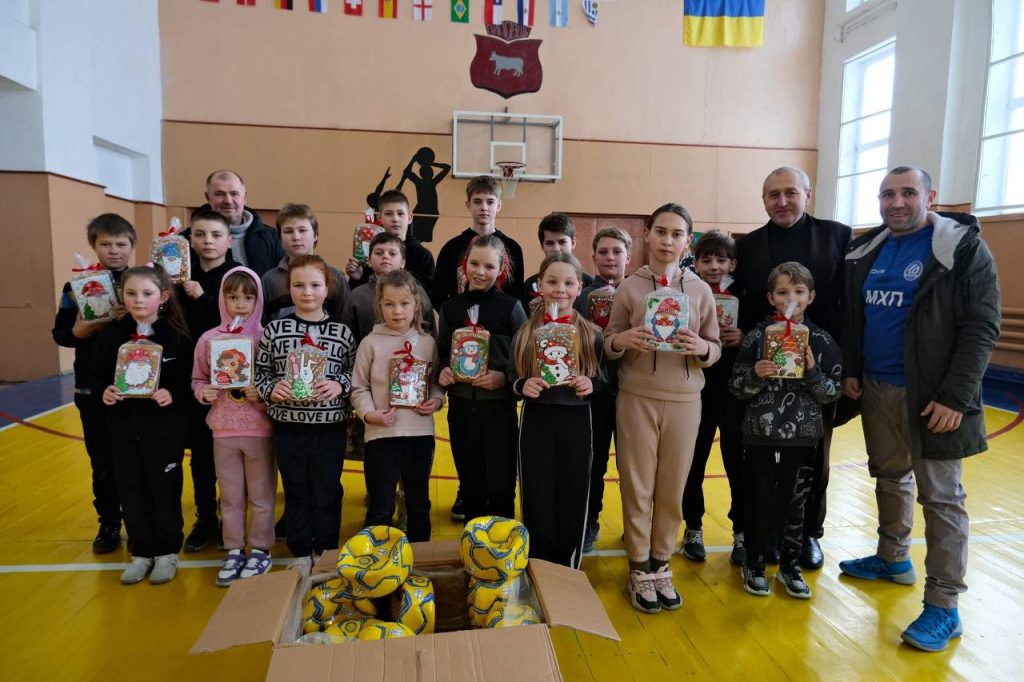 У Липовці юні спортсмени отримали подарунки та футбольні м’ячі