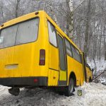 У Вінницькому районі рейсовий автобус злетів у кювет і врізався в дерево: двоє в лікарні