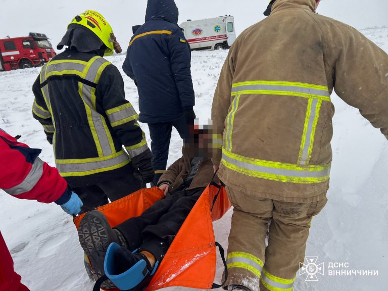 На Вінниччині рятувальники понад кілометр несли травмованого чоловіка до «швидкої»