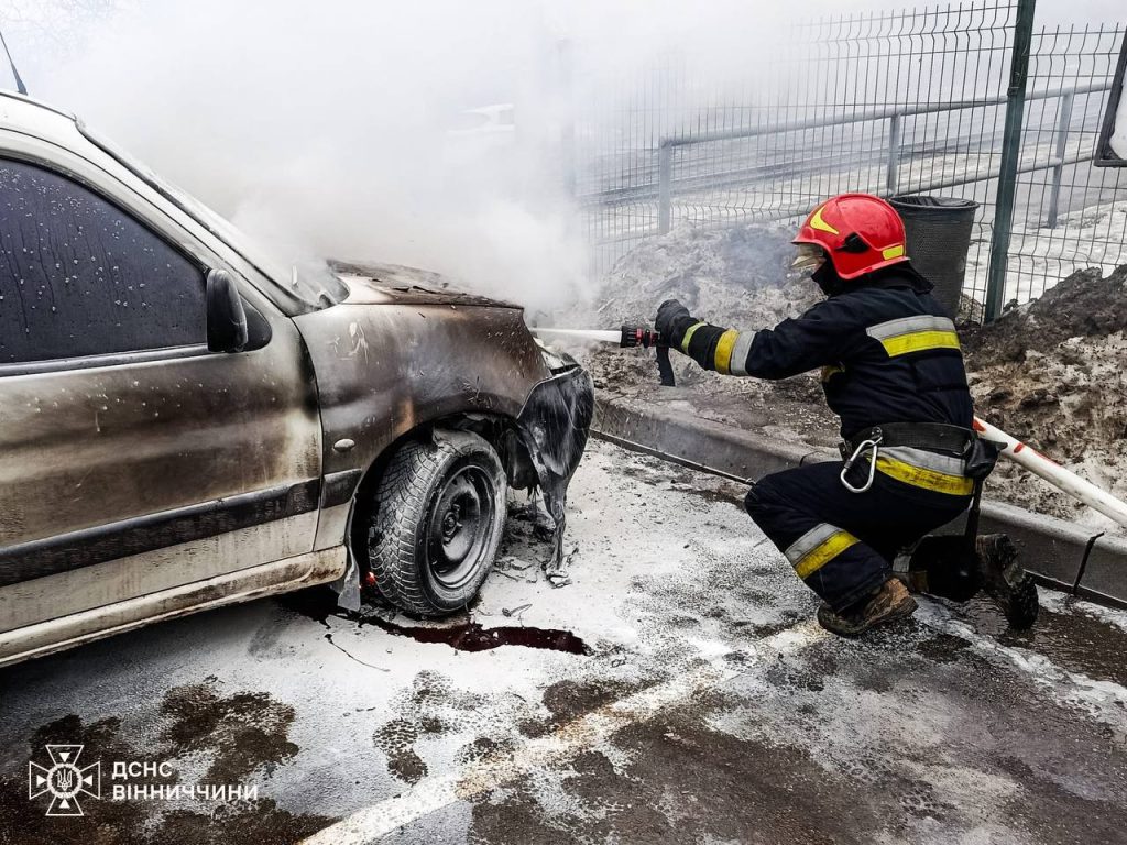 У Вінниці загорівся автомобіль: загалом за добу сталось пʼять пожеж