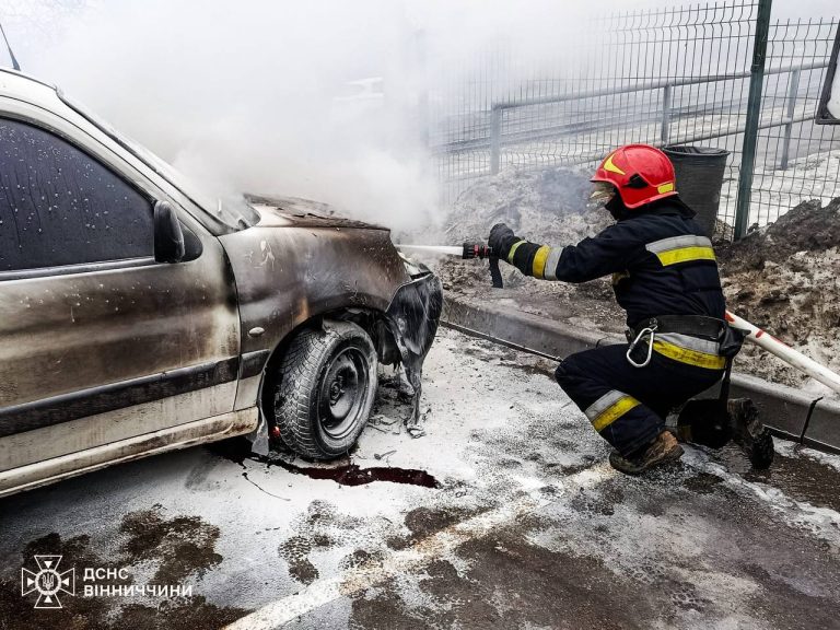 У Вінниці загорівся автомобіль: загалом за добу сталось пʼять пожеж