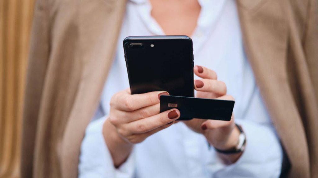 На Вінниччині 18-річна дівчина через банківський застосунок викрала понад 23 тисячі гривень