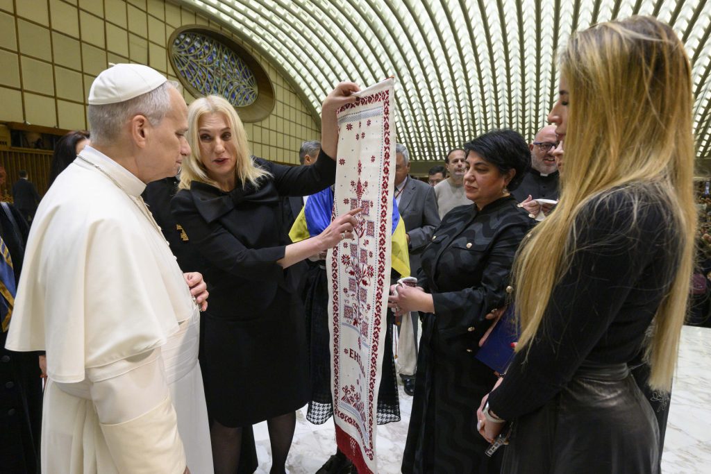 За підтримки «МХП-Громаді» Папі Римському у Ватикані подарували рушник «Енеїда»