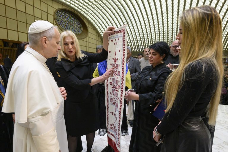 За підтримки «МХП-Громаді» Папі Римському у Ватикані подарували рушник «Енеїда»