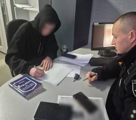 У Вінниці чоловік незаконно використовував форму поліції: складено протокол