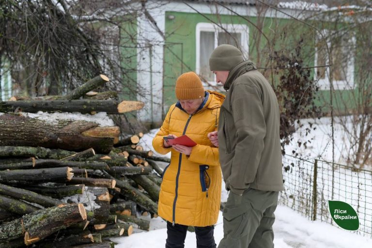 На Вінниччині лісівники допомогли матері трьох військових пережити зиму