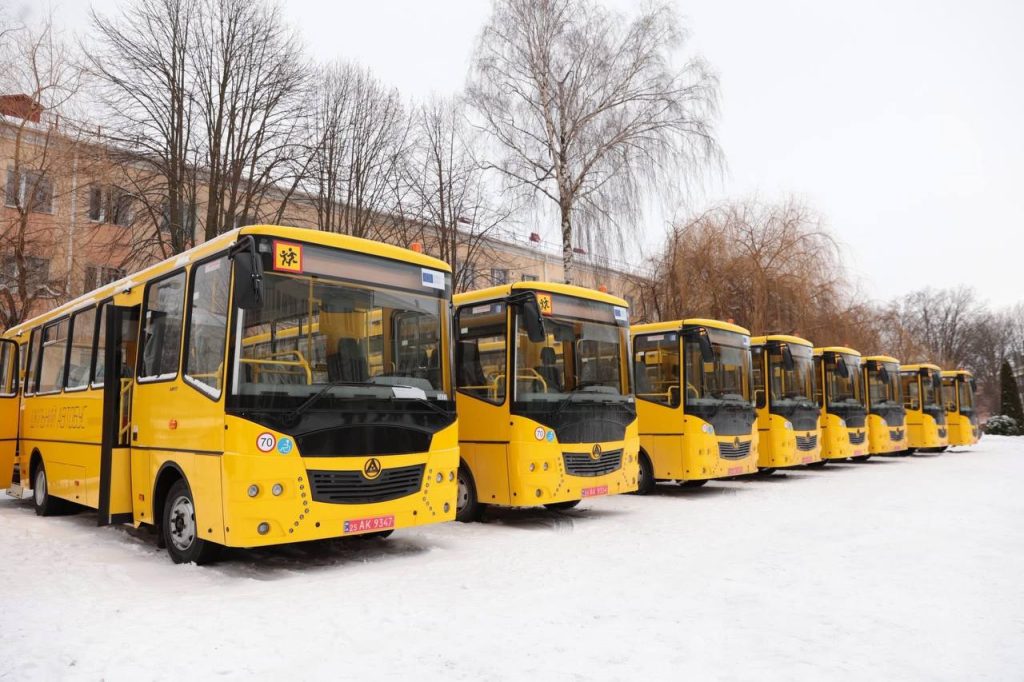 На Вінниччині громади отримали ще вісім інклюзивних шкільних автобусів
