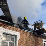 Через пожежу у Вінниці вогонь повністю знищив металевий дах будинку